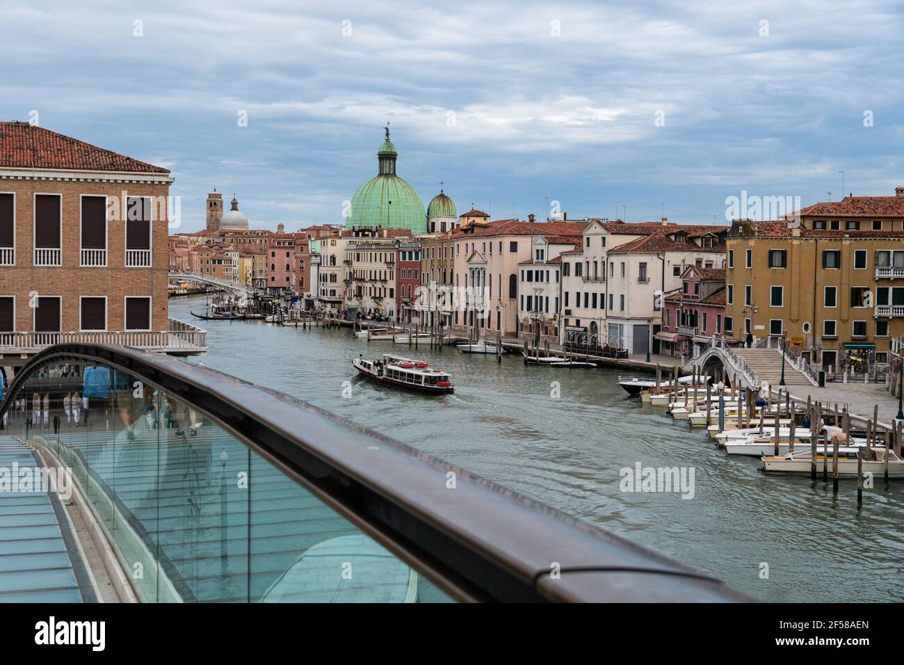 Spettacolare vista del famoso Canal Grande di Venezia con la cupola della chiesa di San Simeone piccolo ad Itlay, in una giornata nuvolosa Foto Stock
