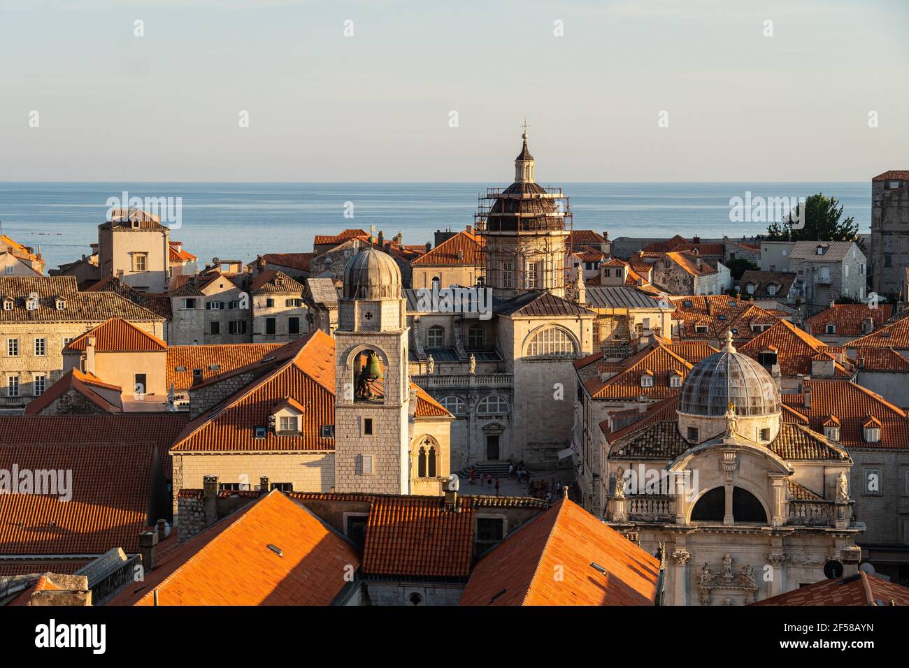 Tramonto sul tetto della famosa città vecchia di Dubrvnik In Croazia Foto Stock