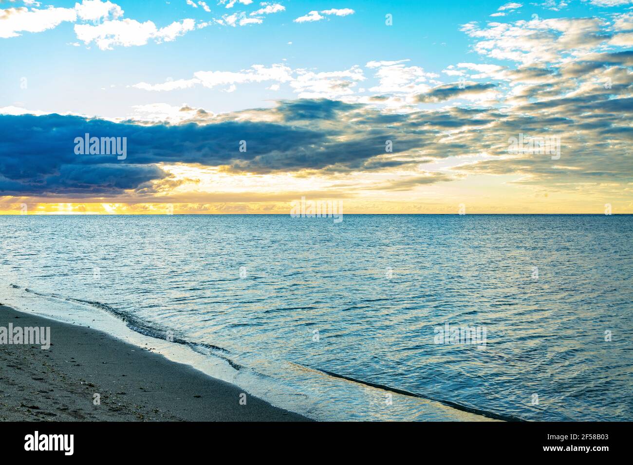 Il tramonto sul mare. Foto Stock