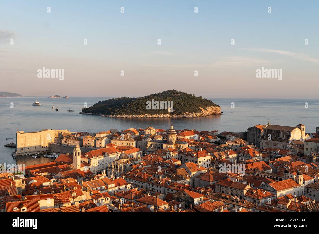 Tramonto sulla famosa città vecchia di Dubrovnik e sul Lokrum isola in Croazia Foto Stock