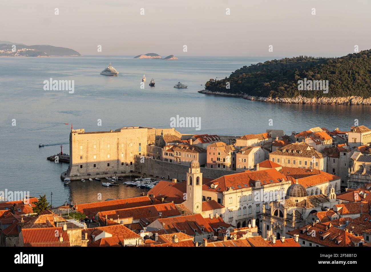 Tramonto sulla famosa città vecchia di Dubrovnik con la Fortezza di San Giovanni e l'isola di Lokrum in Croazia Foto Stock