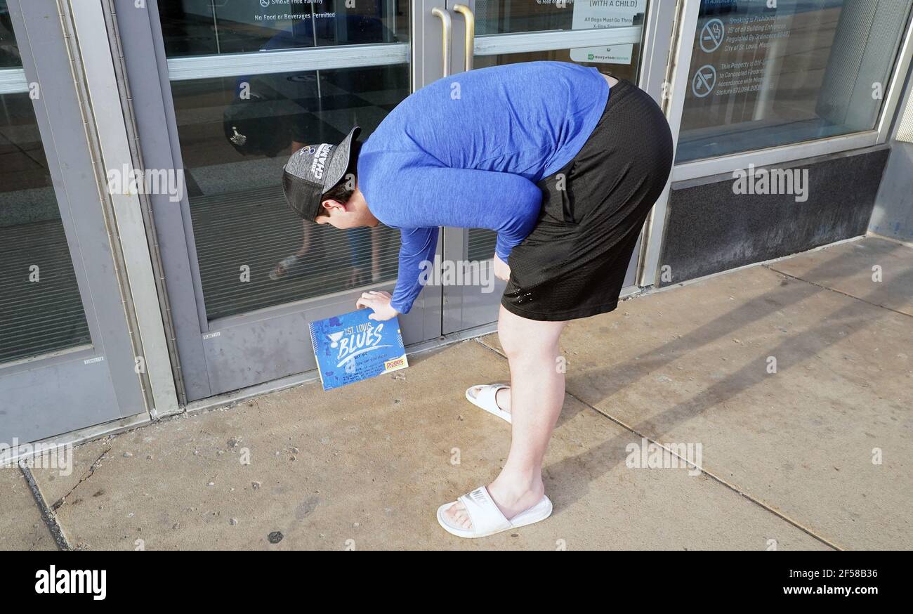 FILE: Il fan di St. Louis Blues Alec Hernandez lascia un calendario con un messaggio scritto all'ex giocatore di hockey di St. Louis Blues Bob Plager, che ha iniziato un memoriale presso l'Enterprise Center di St. Louis mercoledì 24 marzo 2021. Plager 78, è stato ucciso in un incidente stradale e ha trascorso 50 anni come parte dell'organizzazione St. Louis Blues. File foto di Bill Greenblatt/UPI Foto Stock