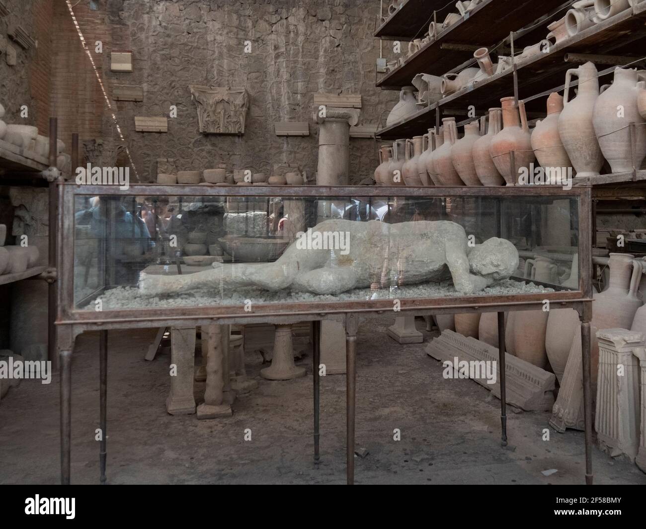 NAPOLI - 13 GIUGNO 2019: Un calco in gesso di una vittima, in una cassa di vetro, alle rovine di pompei Foto Stock