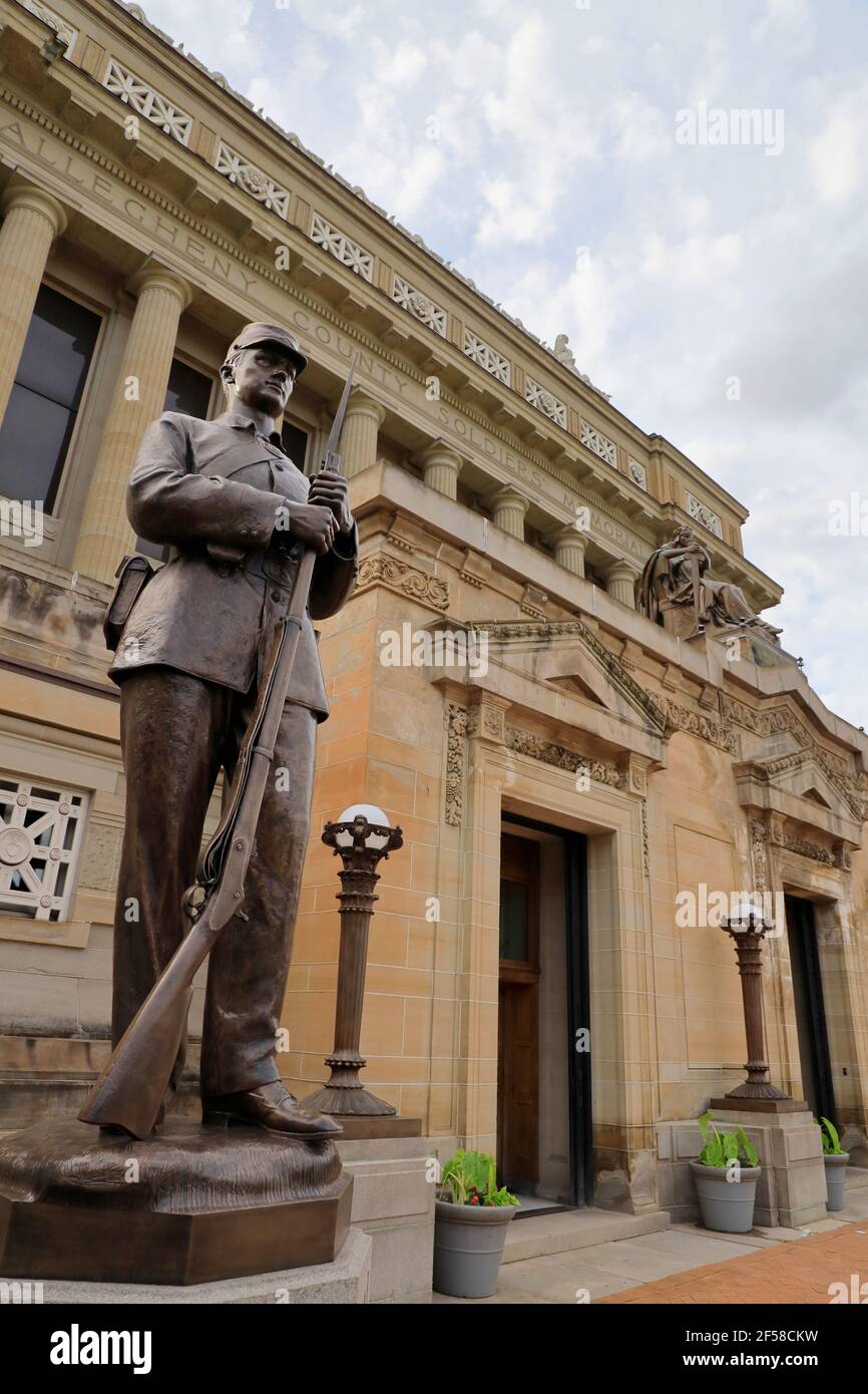 Beaux-Arts stile soldati e marinai Memorial Hall e Museo con Statua in bronzo fuso 'Parade Rest'(1923) di Frederick Hibbard in Foreground.Pittsburgh.Pennsylvania.USA Foto Stock