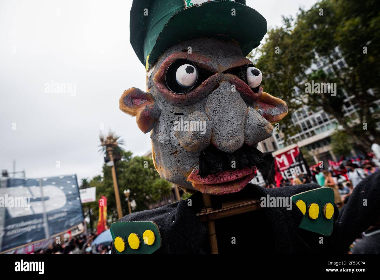 Buenos Aires, Argentina. 24 Marzo 2021. L'effigie del dittatore Jorge Rafael Videla durante la commemorazione.membri della famiglia, varie organizzazioni per i diritti umani e partiti politici protestano per commemorare le vittime della dittatura militare dopo il colpo di stato civile-militare di 45 anni in Argentina. L'evento è chiamato giorno nazionale della memoria, della verità e della giustizia. Credit: SOPA Images Limited/Alamy Live News Foto Stock
