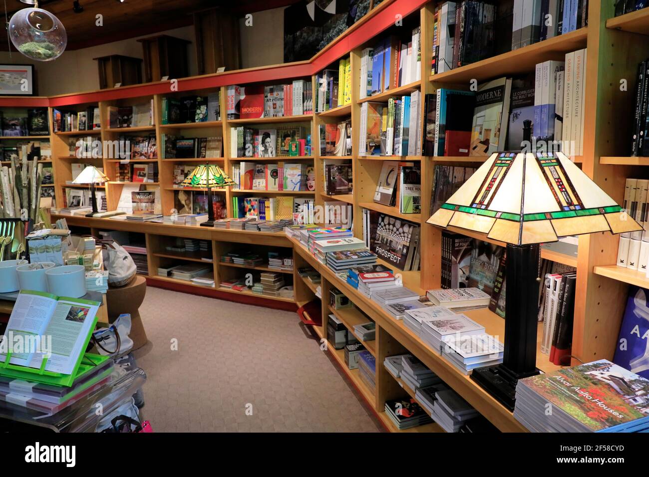 Vista interna della libreria nel centro visitatori della Fallingwater House  con una copia di una lampada da scrivania progettata da Frank Lloyd  Wright.Mill Run. Pennsylvania.Stati Uniti Foto stock - Alamy