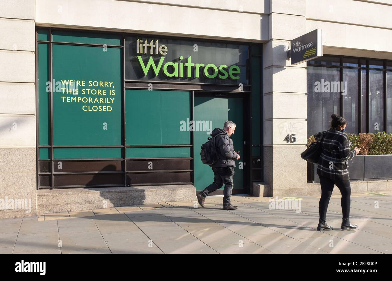 Londra, Regno Unito. 2 marzo 2021. Persone che camminano oltre il negozio di supermercati britannico Little Waitrose temporaneamente chiuso a causa della crisi Covid19. Credit: Petra Figueroa/SOPA Images/ZUMA Wire/Alamy Live News Foto Stock