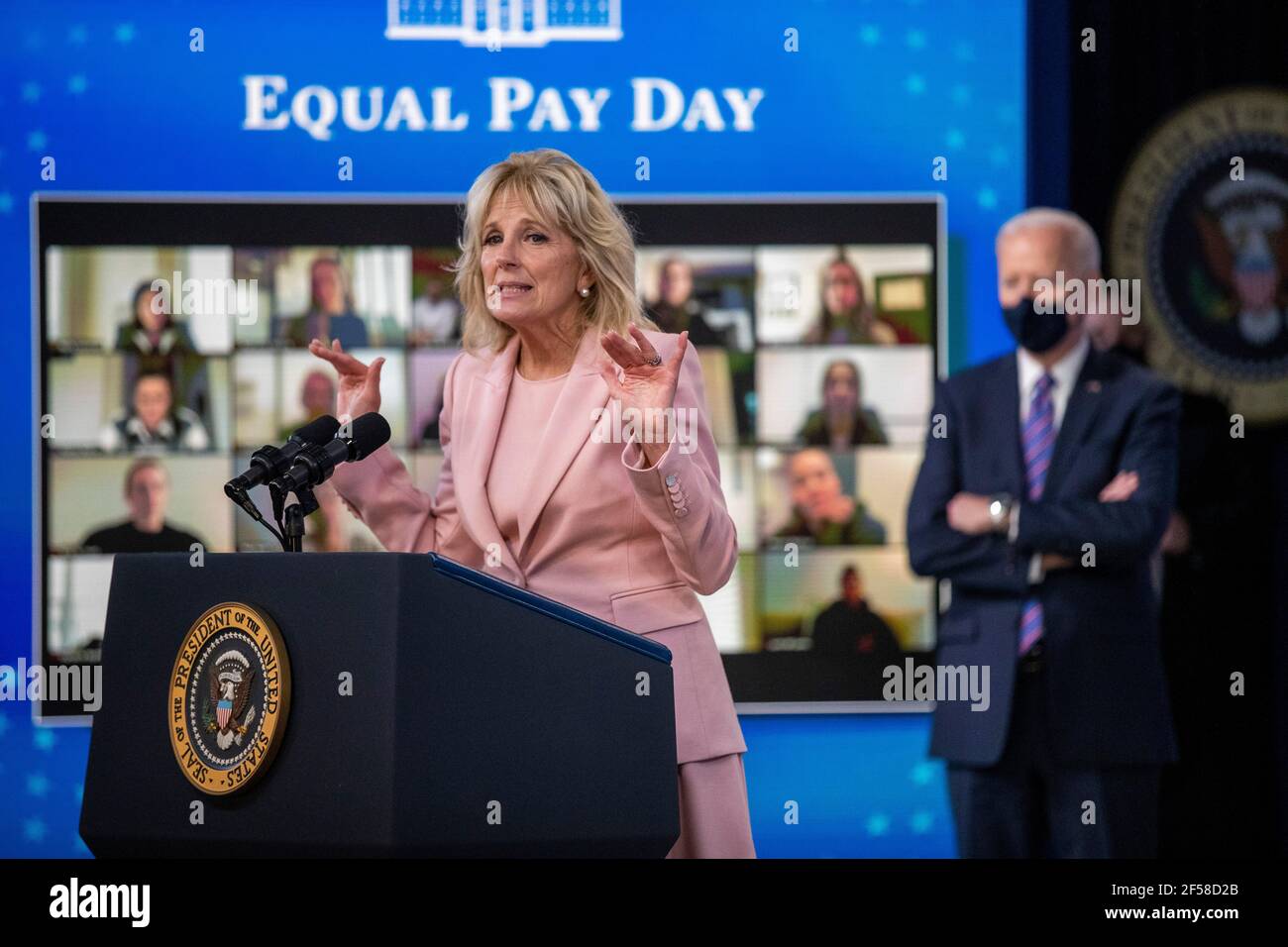 La First Lady Dr. Jill Biden fornisce commenti durante un evento per celebrare la Giornata della parità di retribuzione nella Sala da pranzo dello Stato della Casa Bianca a Washington, DC, USA, 24 marzo 2021. Pari giorno di paga segna il tempo supplementare che prende una donna media negli Stati Uniti per guadagnare la stessa paga che i loro omologhi maschi hanno fatto il calendario precedente year.Credit: Shawn Thew/Pool via CNP/MediaPunch Foto Stock