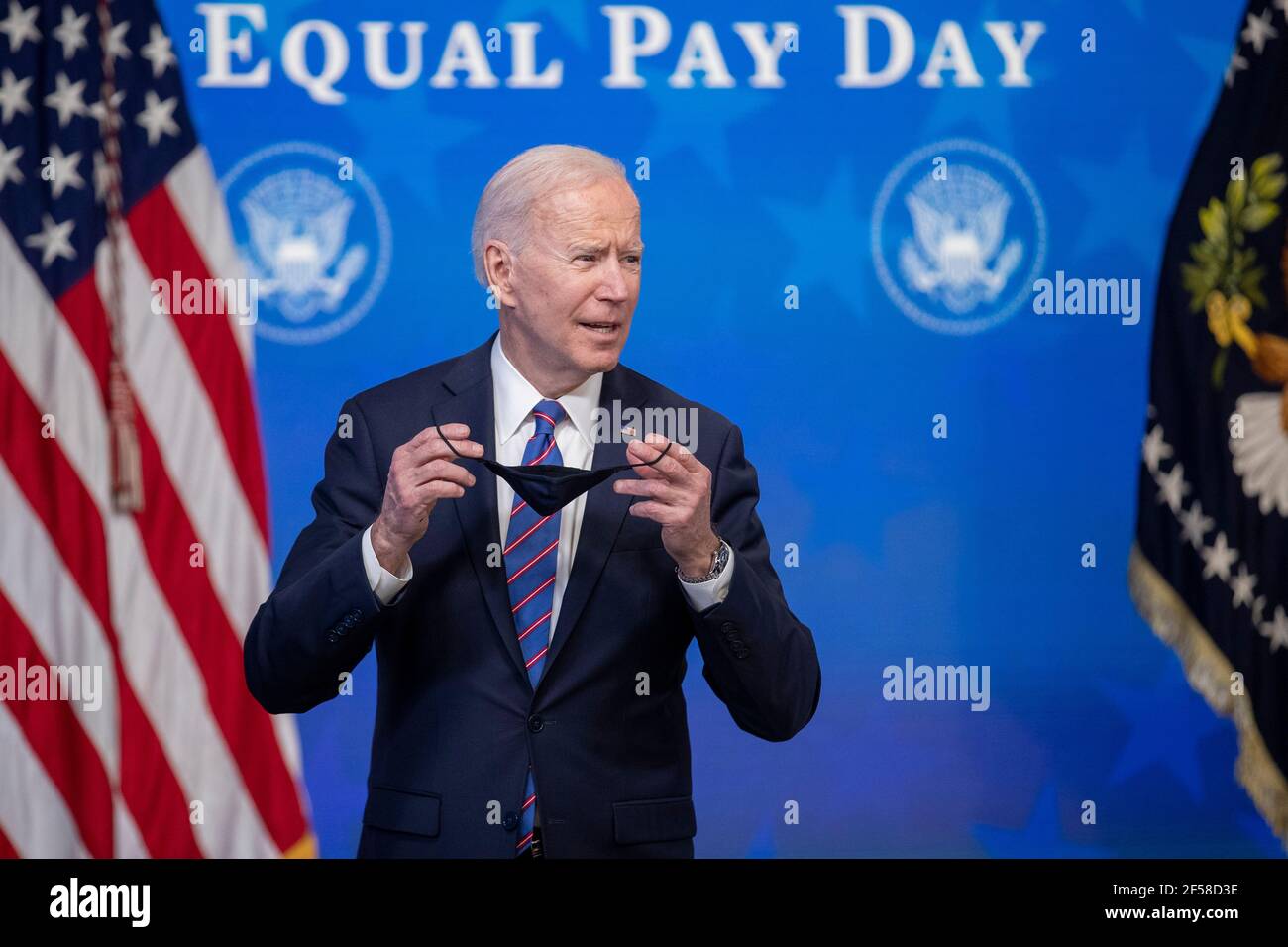 Il presidente DEGLI STATI UNITI Joe Biden risponde a una domanda dei media dopo un evento per celebrare la Giornata della parità di retribuzione nella Sala da pranzo dello Stato della Casa Bianca a Washington, DC, USA, 24 marzo 2021. Pari giorno di paga segna il tempo supplementare che prende una donna media negli Stati Uniti per guadagnare la stessa paga che i loro omologhi maschi hanno fatto il calendario precedente year.Credit: Shawn Thew/Pool via CNP/MediaPunch Foto Stock