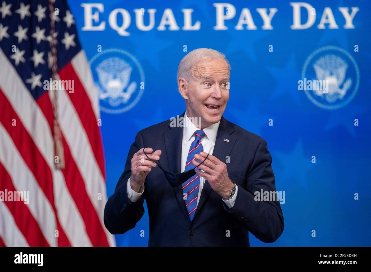 Il presidente DEGLI STATI UNITI Joe Biden risponde a una domanda dei media dopo un evento per celebrare la Giornata della parità di retribuzione nella Sala da pranzo dello Stato della Casa Bianca a Washington, DC, USA, 24 marzo 2021. Pari giorno di paga segna il tempo supplementare che prende una donna media negli Stati Uniti per guadagnare la stessa paga che i loro omologhi maschi hanno fatto il calendario precedente year.Credit: Shawn Thew/Pool via CNP/MediaPunch Foto Stock