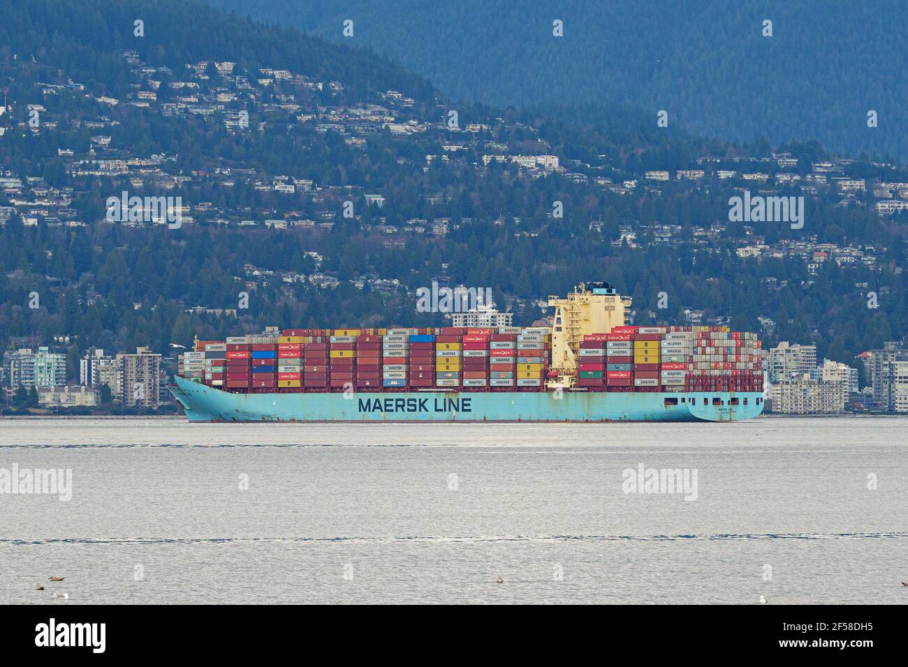 Richmond, British Columbia, Canada. 9 marzo 2021. La nave container della Maersk Line 'Maersk Lins' all'ancora a Burrard Inlet, il porto esterno per il porto di Vancouver, B.C. martedì 9 marzo 2021. LA STAMPA CANADESE IMAGES/Bayne Stanley Credit: Bayne Stanley/ZUMA Wire/Alamy Live News Foto Stock