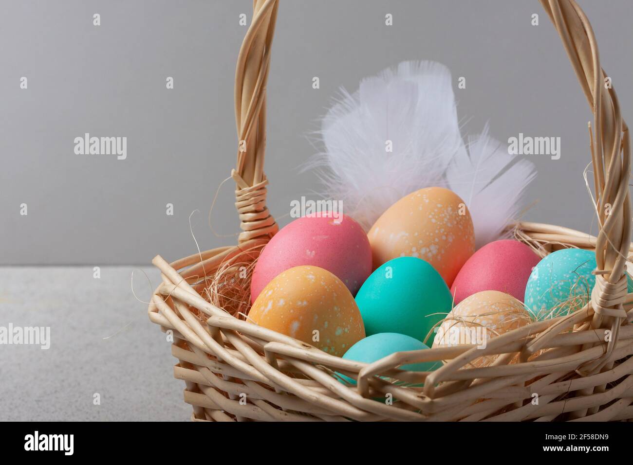 Uova di Pasqua in colori pastello alla moda Foto Stock