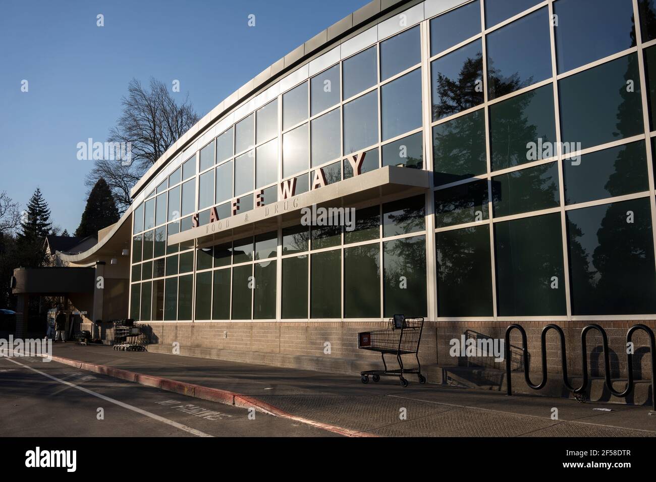 Il negozio di alimentari Safeway a Lake Oswego, Oregon, visto il giovedì 11 marzo 2021, Durante la pandemia COVID-19. Foto Stock