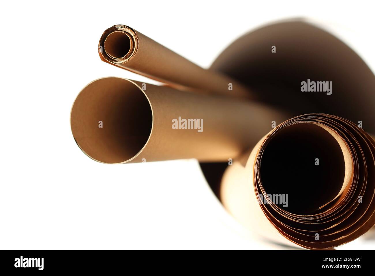 Design astratto Mockup con rotoli di carta su bianco. Concetto di design minimo. Foto Stock