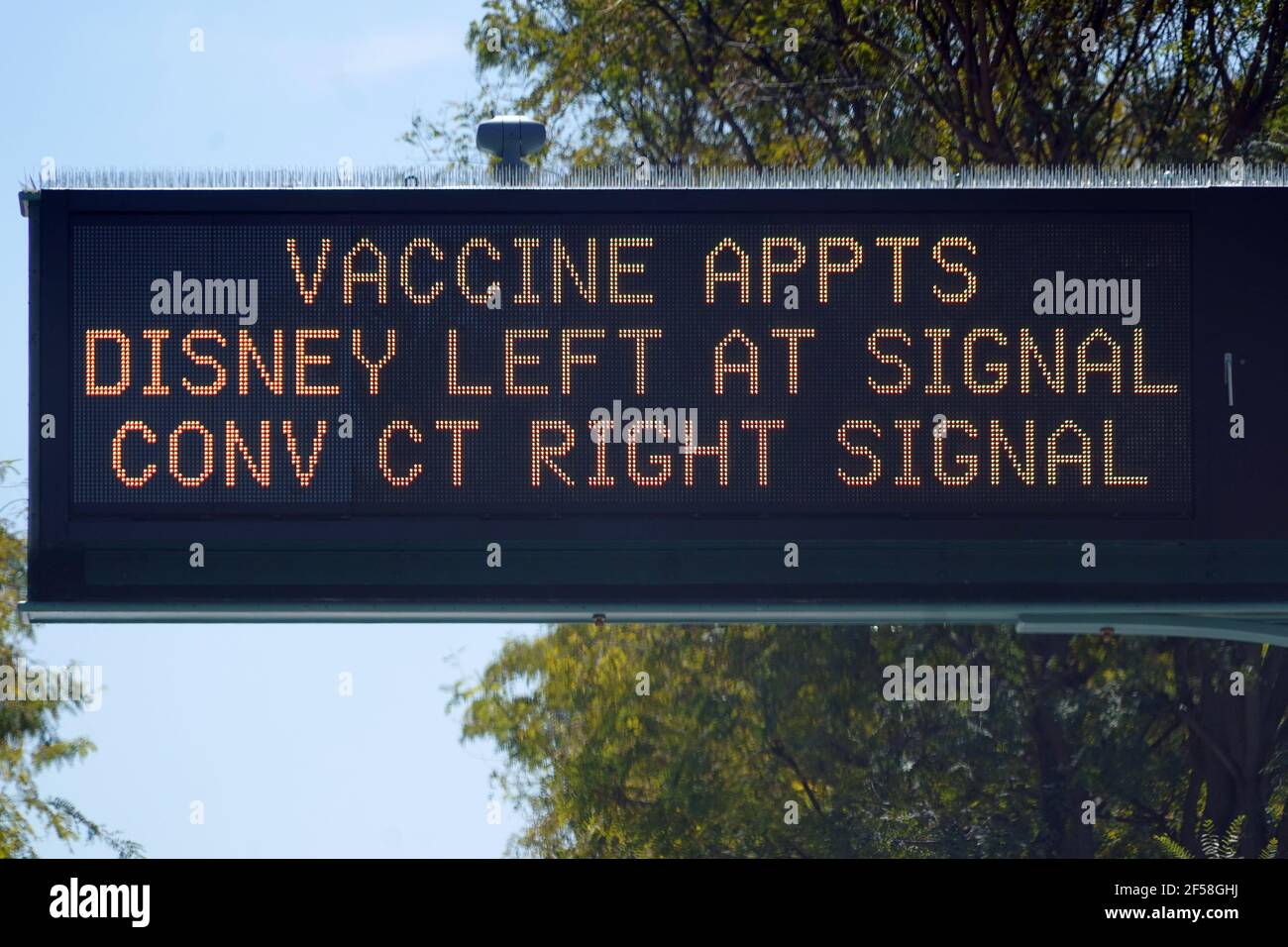 Un cartello per gli appuntamenti con i vaccini su W. Katella Ave. Presso il sito di vaccinazione di massa COVID-19 del Super Point-of-Distribution Coronavirus in un parcheggio Disneyland, Foto Stock