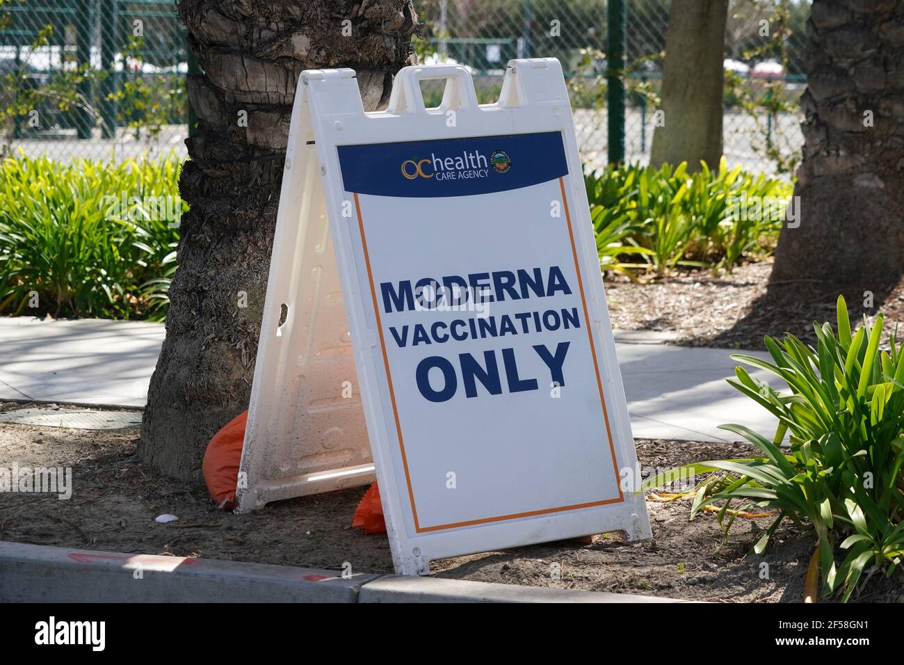 Un vaccino moderna solo segno presso il sito di vaccinazione di massa Super Point-of-Distribution Coronavirus COVID-19 in un parcheggio Disneyland, mercoledì 24 marzo Foto Stock