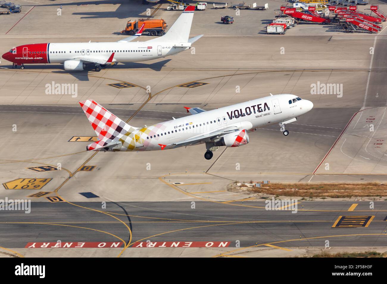 Palma de Mallorca, Spagna - 21 luglio 2018: Foto aerea di un aereo Volotea Airbus A319 che decolera all'aeroporto di Palma de Mallorca in Spagna. Foto Stock