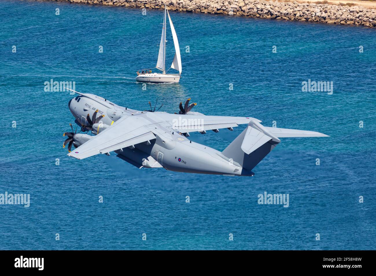 Gibilterra - 29 luglio 2018: Aereo Airbus A400M all'aeroporto di Gibilterra. Airbus è un costruttore europeo di aeromobili con sede a Tolosa, Francia. Foto Stock