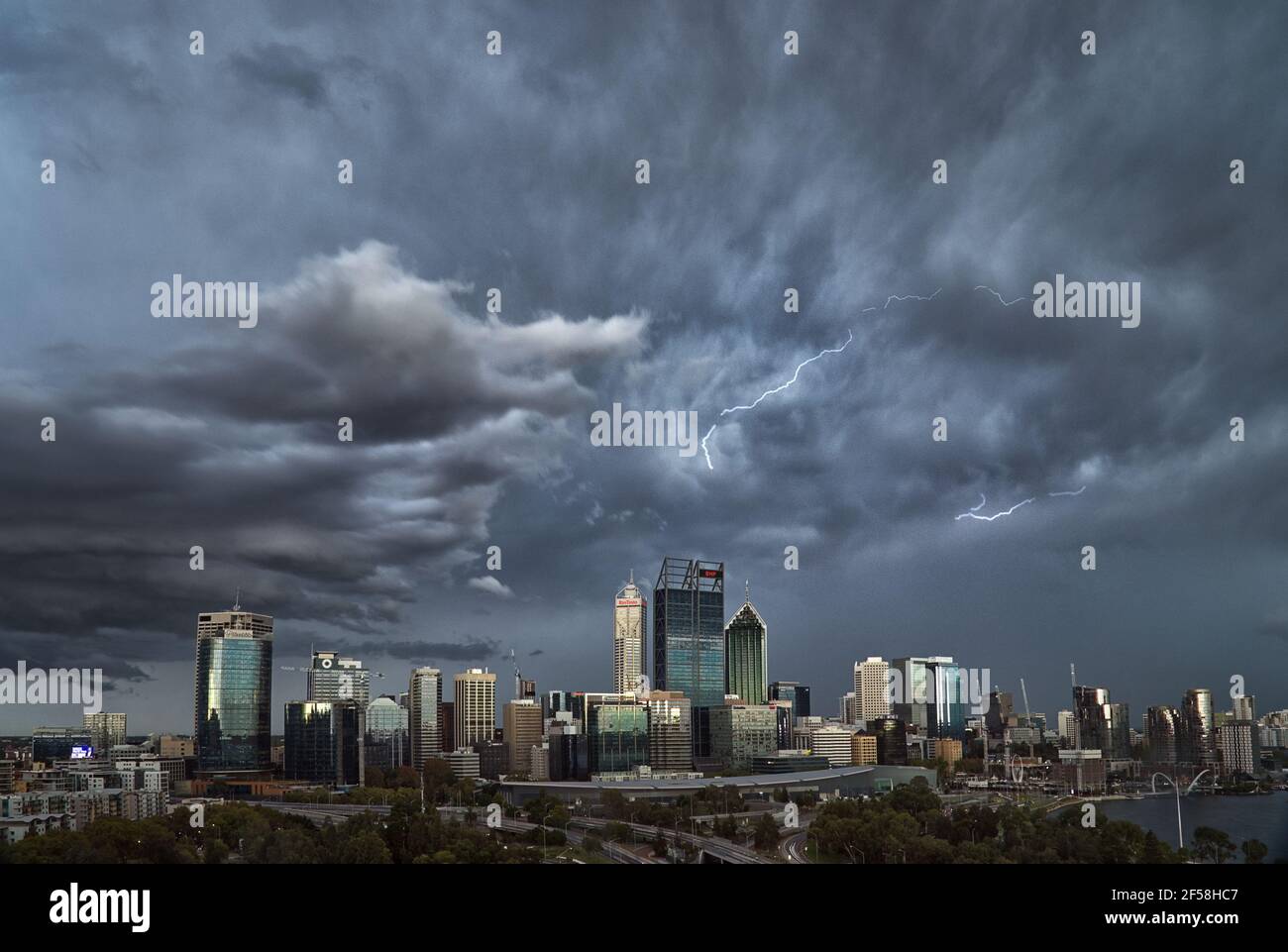 Thunder tempesta sopra Perth City, Australia Occidentale Foto Stock
