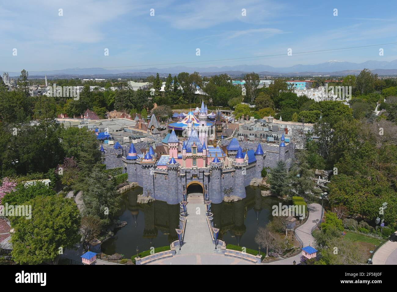 Una vista aerea del Castello della bellezza addormentata a Disneyland Park, mercoledì 24 marzo 2021, ad Anaheim, Calif. Foto Stock