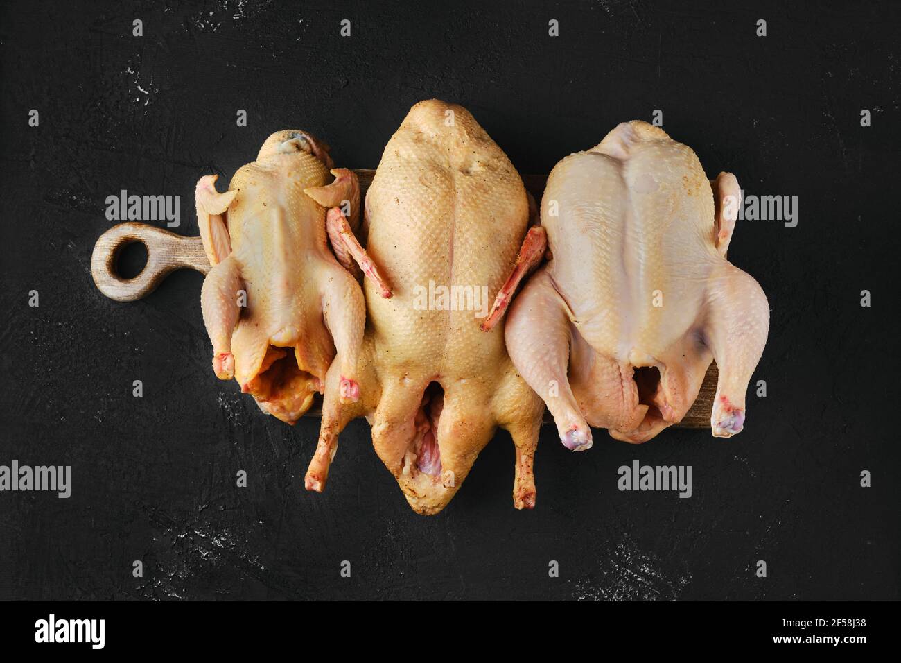 Tre tipi di pollame su tavola di legno: Pollo, anatra e pollo alla griglia Foto Stock