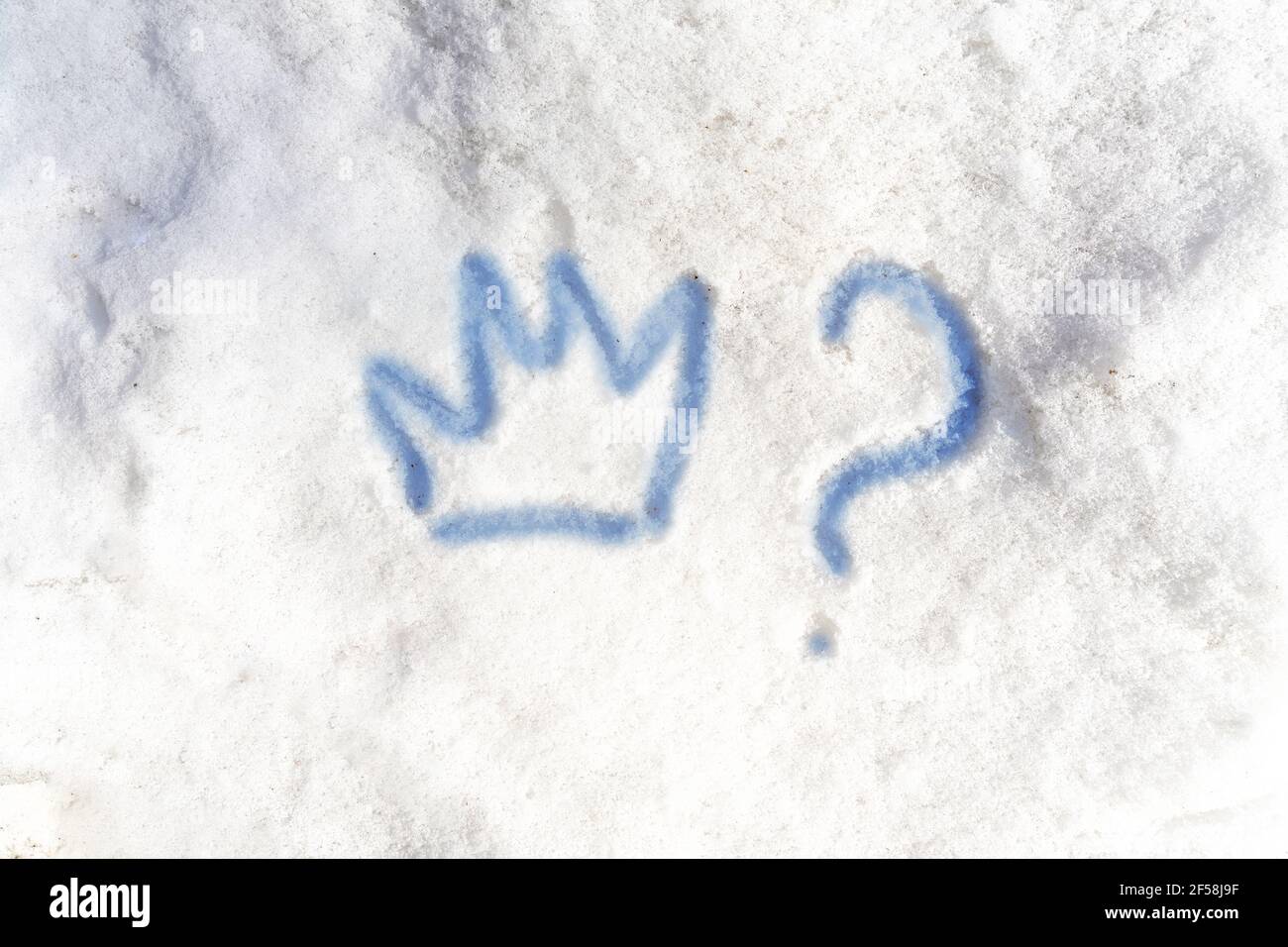 corona e domanda sono disegnati nella neve. Foto Stock