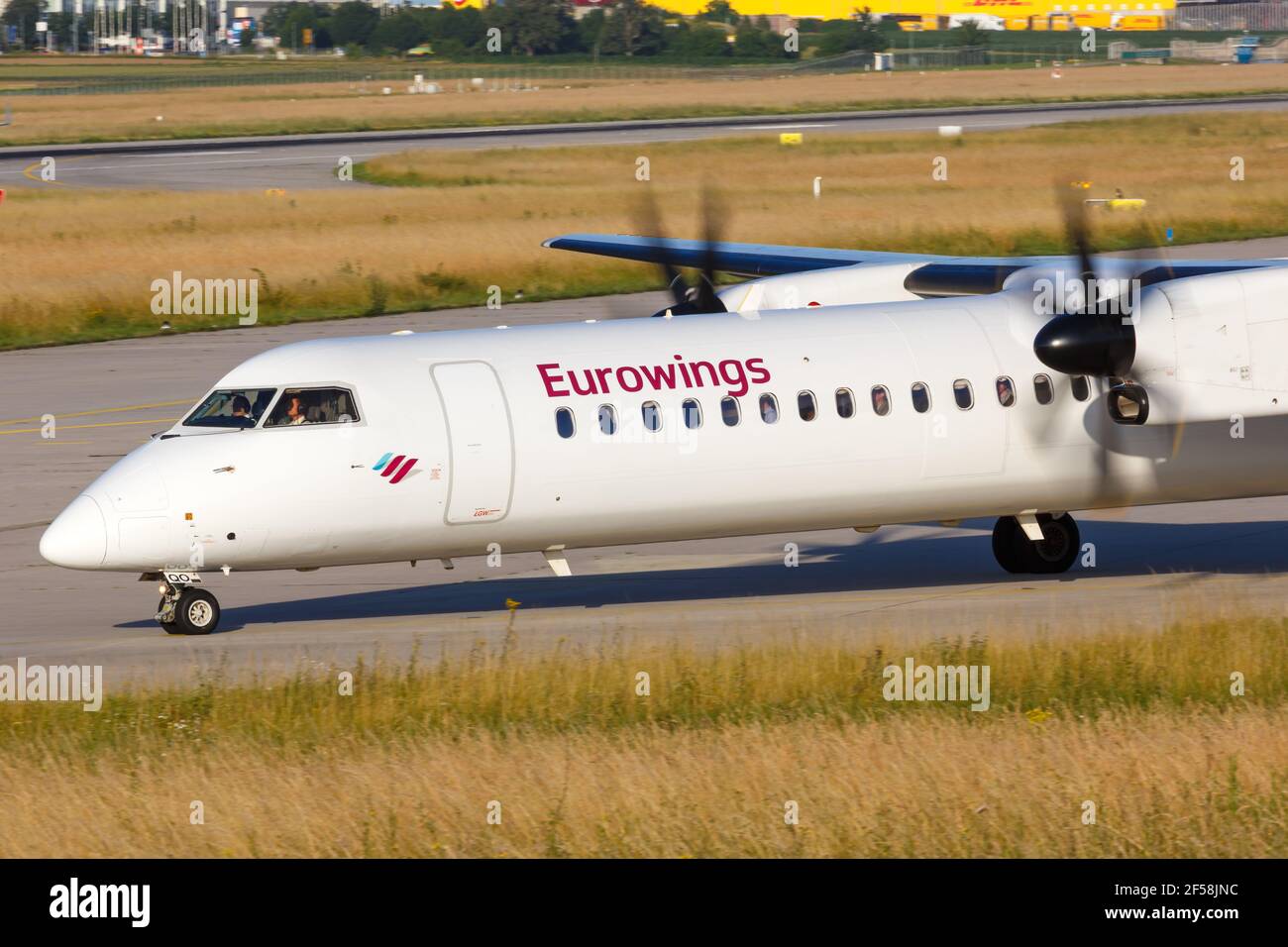 Stoccarda, Germania - 22 giugno 2018: Un aereo Eurowings Bombardier DHC-8-400 all'aeroporto di Stoccarda (Str) in Germania. Foto Stock