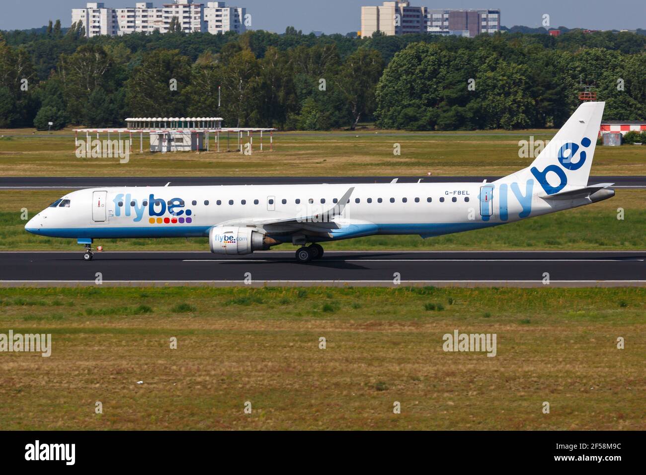 Berlino, Germania – 30. 2017 agosto: Flybe Embraer 190 all'aeroporto Tegel di Berlino (TXL) in Germania. Embraer è un costruttore di aeromobili con sede in Brasile. Foto Stock