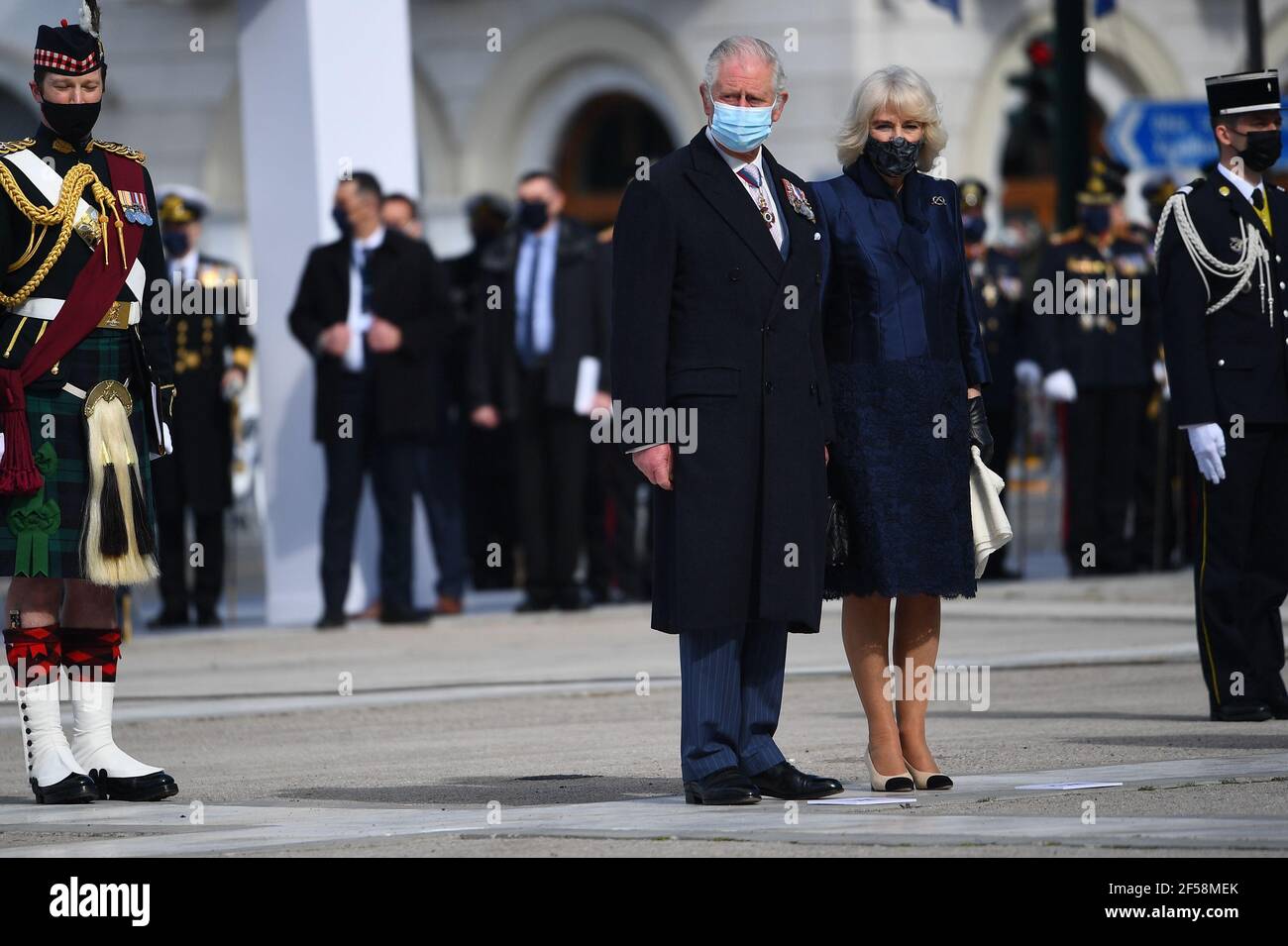 Il Principe di Galles e la Duchessa di Cornovaglia durante una cerimonia di deposizione della corona al Memoriale del Milite Ignoto in Piazza Syntagma, Atene, durante una visita di due giorni in Grecia per celebrare il bicentenario dell'indipendenza greca. Data immagine: Giovedì 25 marzo 2021. Foto Stock