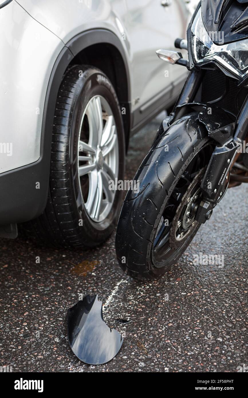 Parafango anteriore in plastica danneggiato della moto dopo un urto violento un altro veicolo Foto Stock