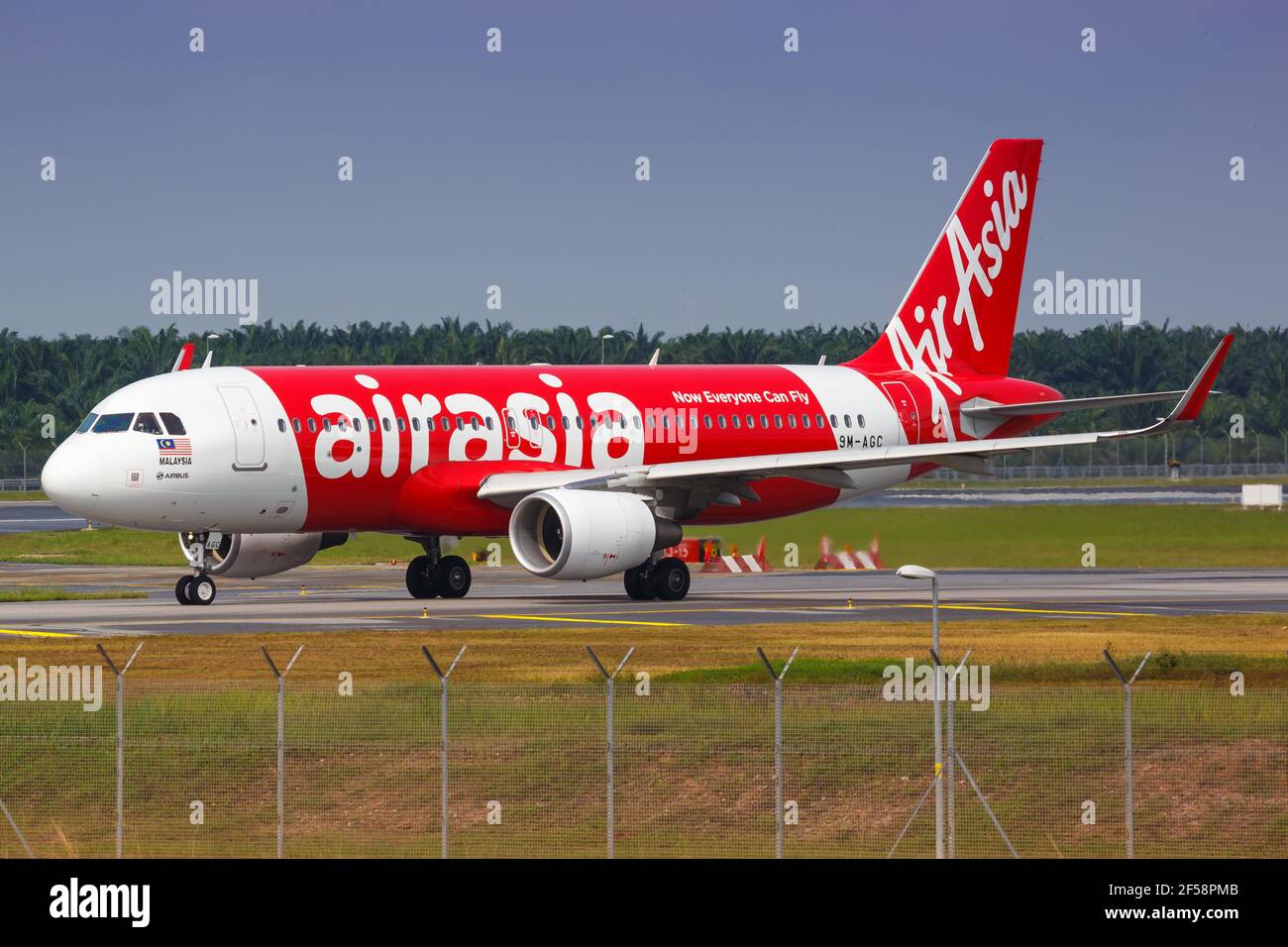 Kuala Lumpur, Malesia – 21. Gennaio 2018: Air Asia Airbus A320presso l'aeroporto di Kuala Lumpur (KUL) in Malesia. Airbus è un produttore di aeromobili di Tou Foto Stock