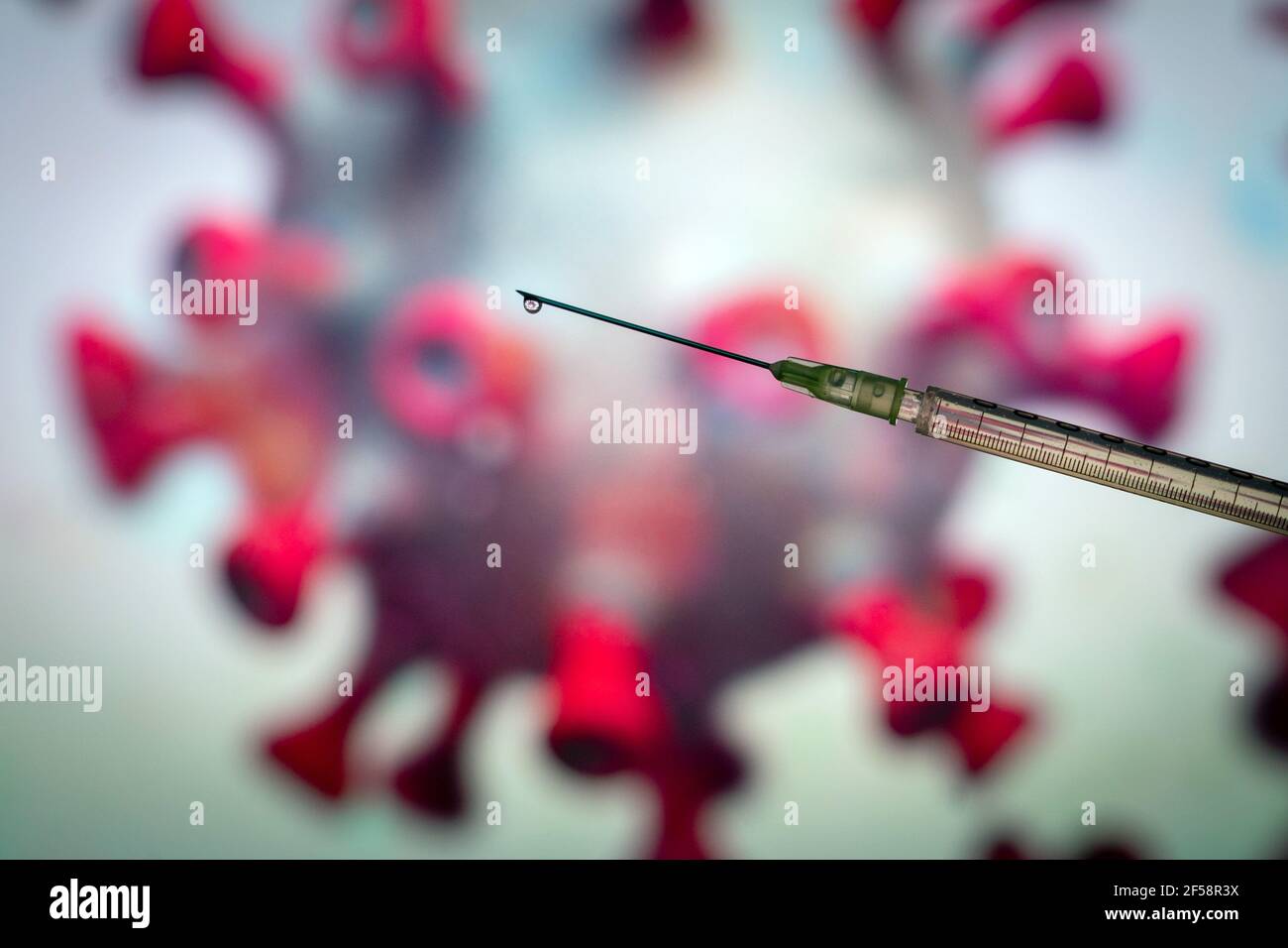 Lipsia, Germania. 23 marzo 2021. Illustrazione: Dietro una siringa di vaccinazione il coronavirus è simbolicamente mostrato. Credit: Peter Endig/dpa-Zentralbild/ZB/dpa/Alamy Live News Foto Stock