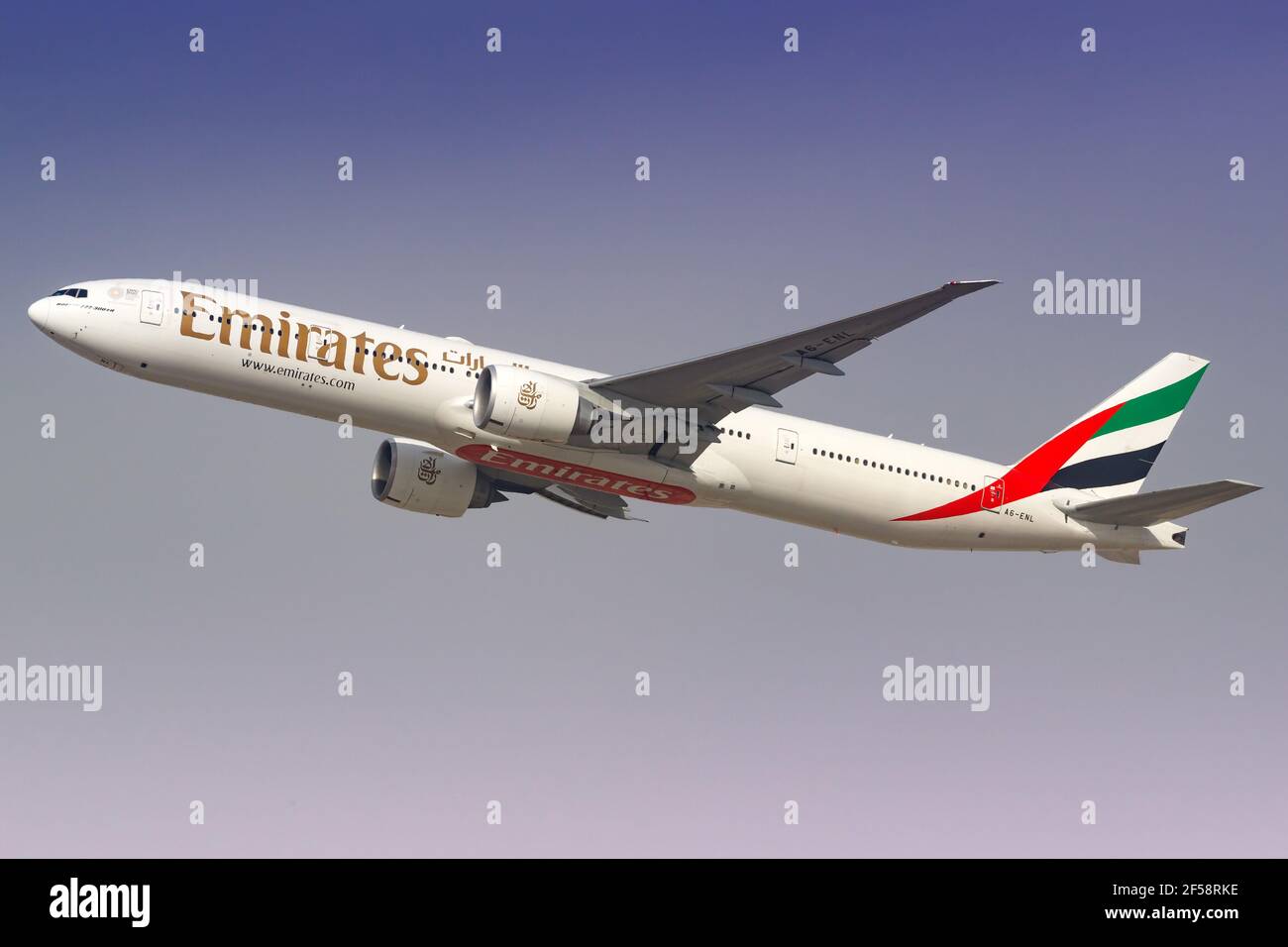 Dubai, Emirati Arabi Uniti – 21. Febbraio 2018: Emirates Boeing 777-300ER all'aeroporto internazionale di Dubai (DXB) negli Emirati Arabi Uniti. Boeing è Foto Stock