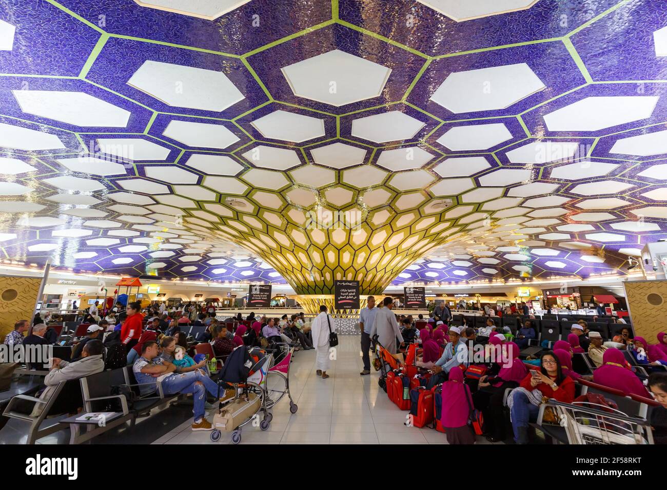 Abu Dhabi, Emirati Arabi Uniti - 22 febbraio 2018: Terminal all'aeroporto di Abu Dhabi (AUH) negli Emirati Arabi Uniti. Foto Stock