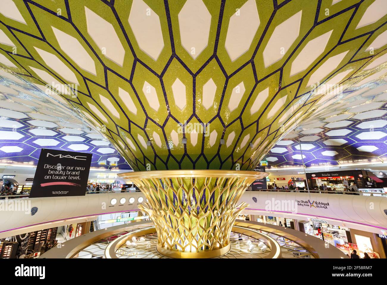 Abu Dhabi, Emirati Arabi Uniti - 22 febbraio 2018: Terminal all'aeroporto di Abu Dhabi (AUH) negli Emirati Arabi Uniti. Foto Stock