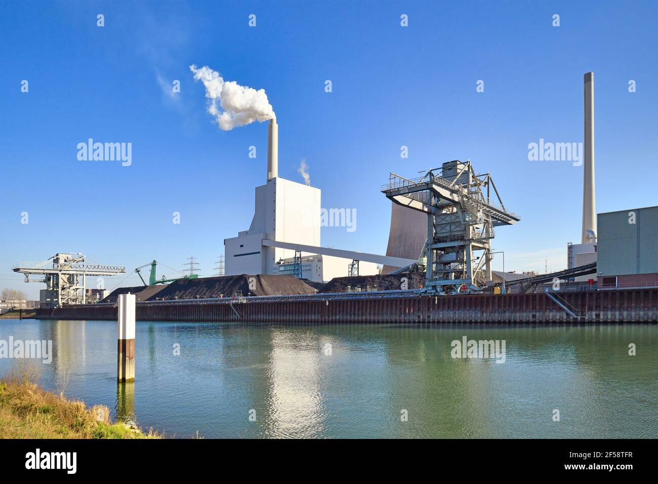 La centrale a vapore Rheinhafen di Karlsruhe, in Germania, utilizzava generazione di elettricità e teleriscaldamento da carbone duro Foto Stock