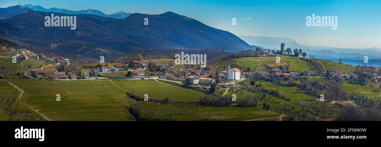 Due Chiese Kojsko Panorama nella zona vicina. Ampia vista sull'area coltivata all'inizio della primavera. Vista frontale. Foto Stock