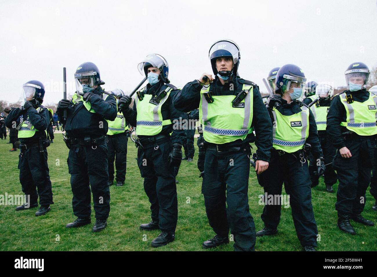 Londra, Regno Unito, 20 marzo 2021. Circa 6000 manifestanti anti anti anti anti-blocco e anti-vaccinazione e quelli contro la polizia, il crimine, le sentenze e i tribunali Bill march nel centro di Londra. La protesta è iniziata ad Hyde Park con una serie di arresti e un discorso di Piers Corbyn, che corre per il sindaco di Londra, ha marciato senza problemi attraverso il centro di Londra e ha finito con un teso stand di ritorno ad Hyde Park tra circa 200 dimostranti rimasti e polizia antisommossa. La polizia di Riot si prepara a dirigersi verso la folla Foto Stock