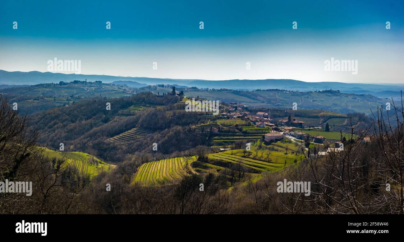 Kojsko Village Panorama nella zona vicina. Ampia vista sull'area coltivata all'inizio della primavera. Vista posteriore. Foto Stock