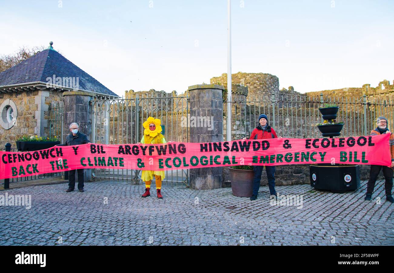 Beaumaris, Anglesey, Galles del Nord, Regno Unito. 24 marzo 2021. I membri della ribellione per l'estinzione del Galles del Nord appendono un banner che chiede il sostegno della legge sul clima e l'emergenza ecologica, chiedendo al deputato locale Virginia Crosby di sostenere la legge. Foto Stock