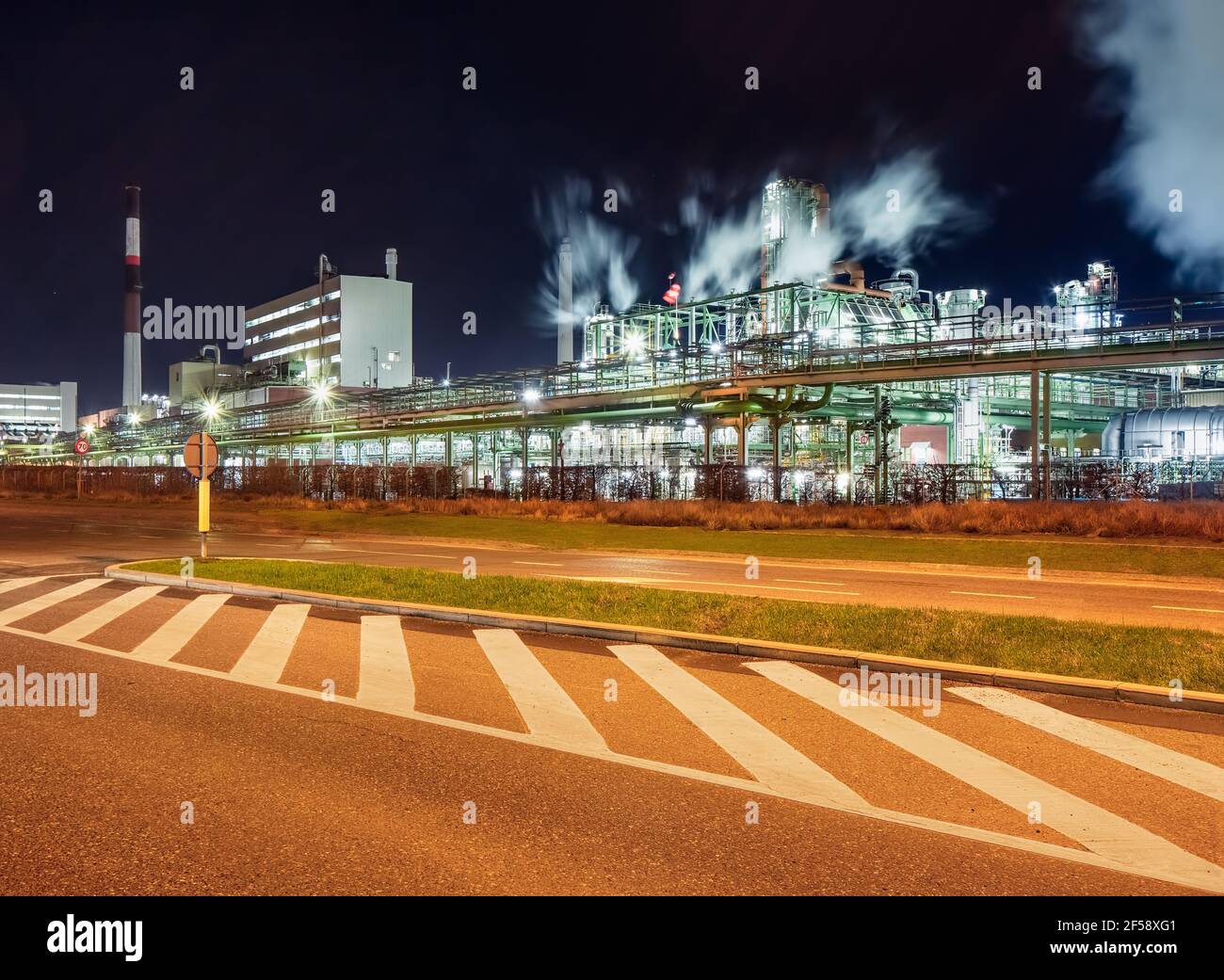 Scena notturna con l'industria petrolchimica e stradale sullo sfondo di notte. Porto di Anversa, Belgio. Foto Stock
