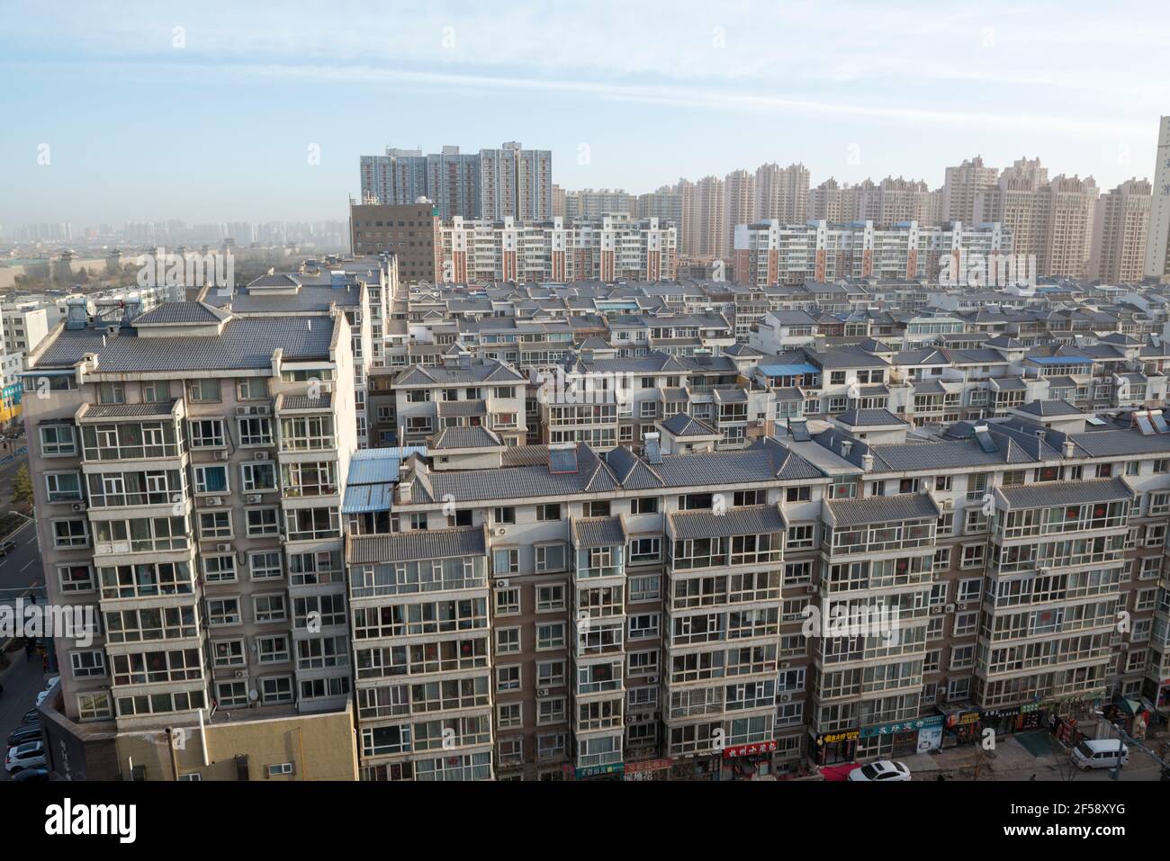 Costruzione di alloggi nel centro di Datong, Shanxi, Cina. L'immagine mostra l'antica cinta muraria della dinastia Ming. Foto Stock