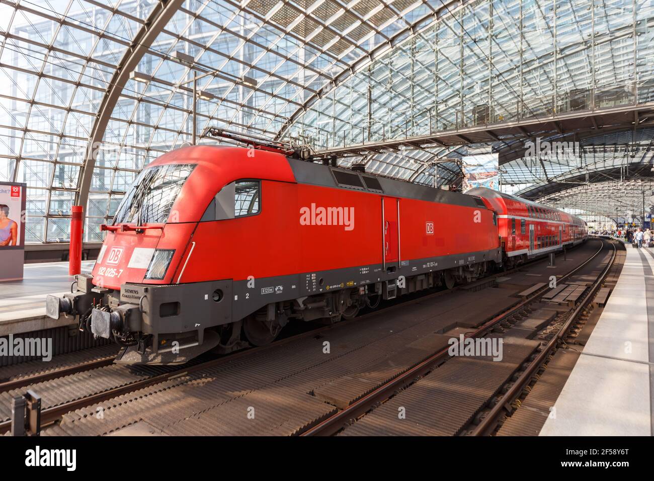 Berlino, Germania - 20 agosto 2020: Treno regionale suburbano alla stazione ferroviaria principale di Berlino Hauptbahnhof Hbf in Germania. Foto Stock