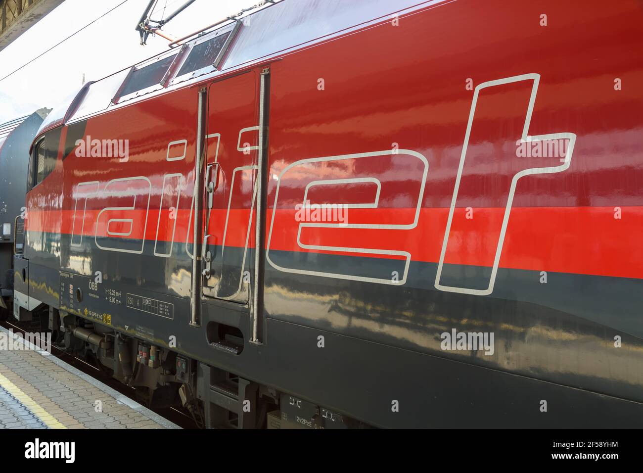 Innsbruck, Austria - 1 agosto 2020: ÖBB railjet Logo locomotiva treno Innsbruck principale stazione ferroviaria Österreichische Bundesbahnen in Austria. Foto Stock