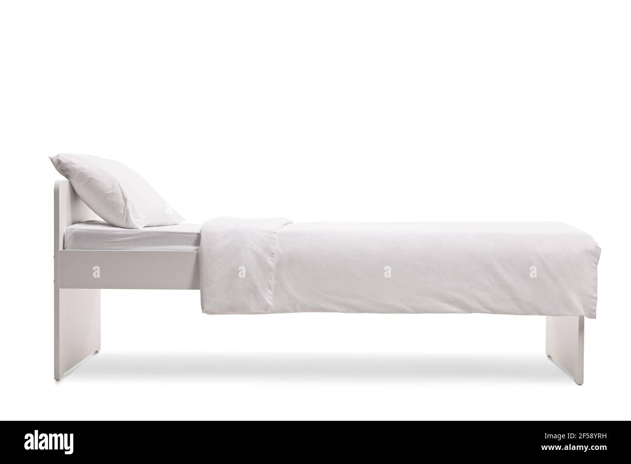 Immagine laterale di un letto singolo bianco con piumone coperchio isolato su sfondo bianco Foto Stock