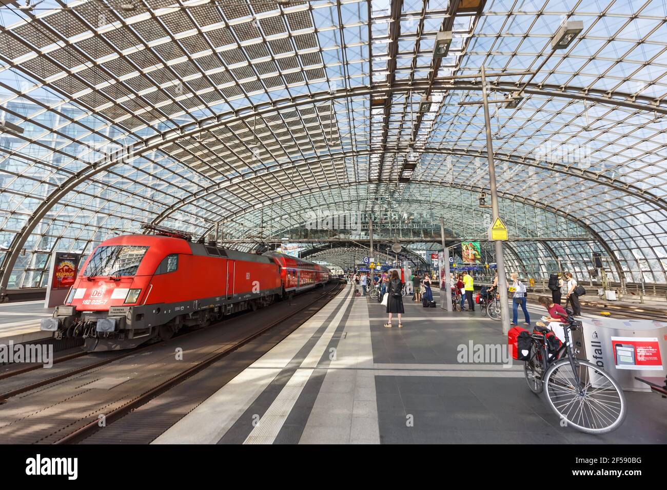 Berlino, Germania - 20 agosto 2020: Treno regionale suburbano alla stazione ferroviaria principale di Berlino Hauptbahnhof Hbf in Germania. Foto Stock