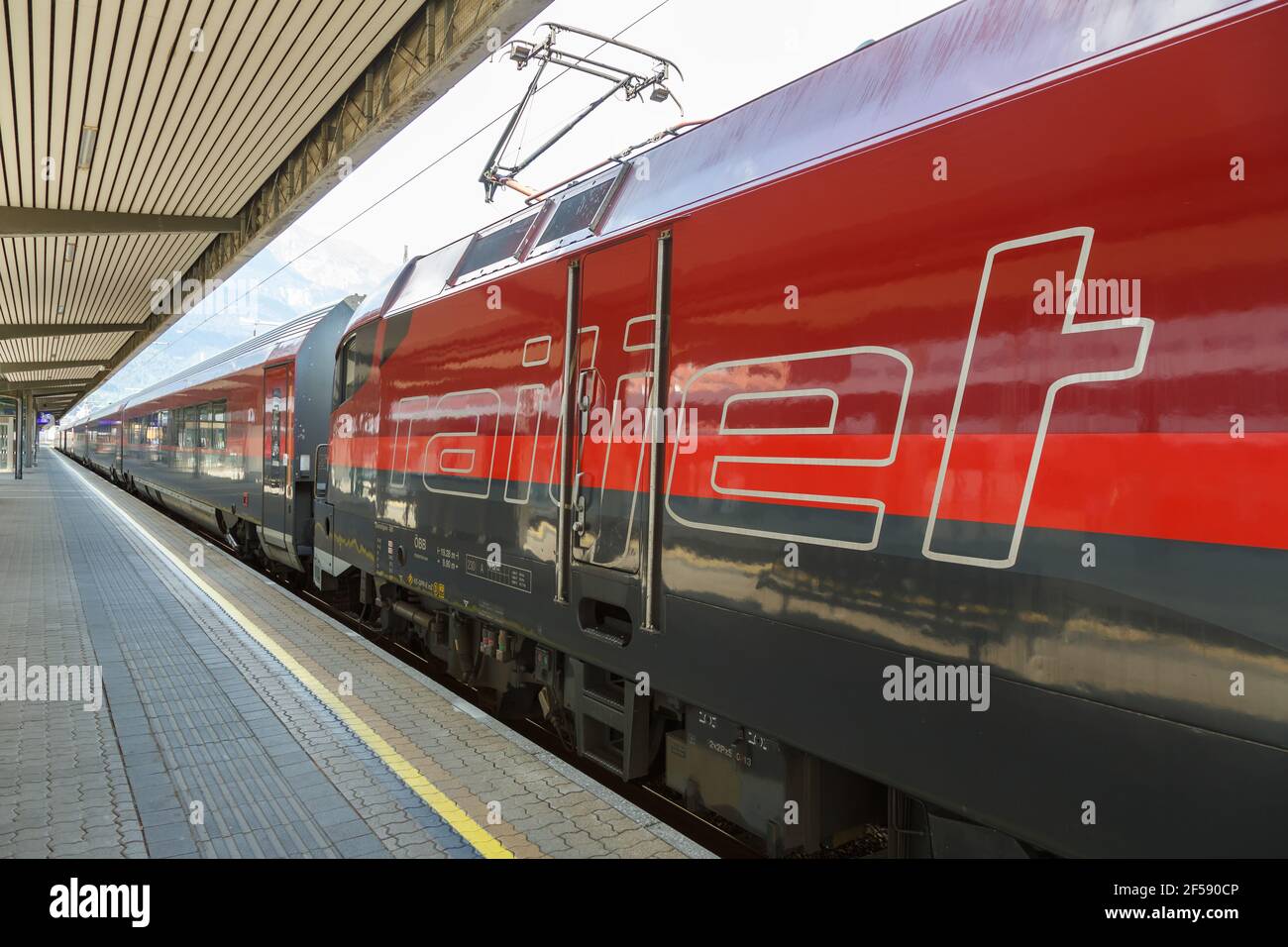 Innsbruck, Austria - 1 agosto 2020: Treno locomotiva ÖBB railjet stazione ferroviaria principale di Innsbruck Österreichische Bundesbahnen in Austria. Foto Stock