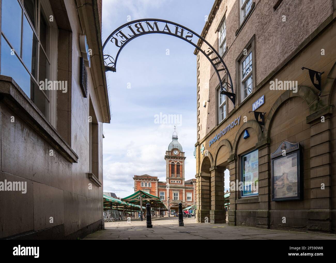 Chesterfield Town Hall con orologio e mercato all'aperto luogo preso dai negozi Shambles in estate bella vecchia città medievale con guglie storte. Foto Stock
