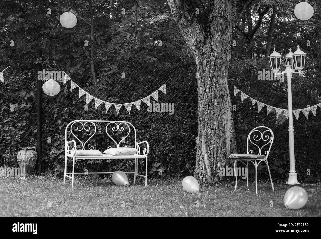Immagine in scala di grigi di un cortile con decorazioni per una celebrazione evento Foto Stock