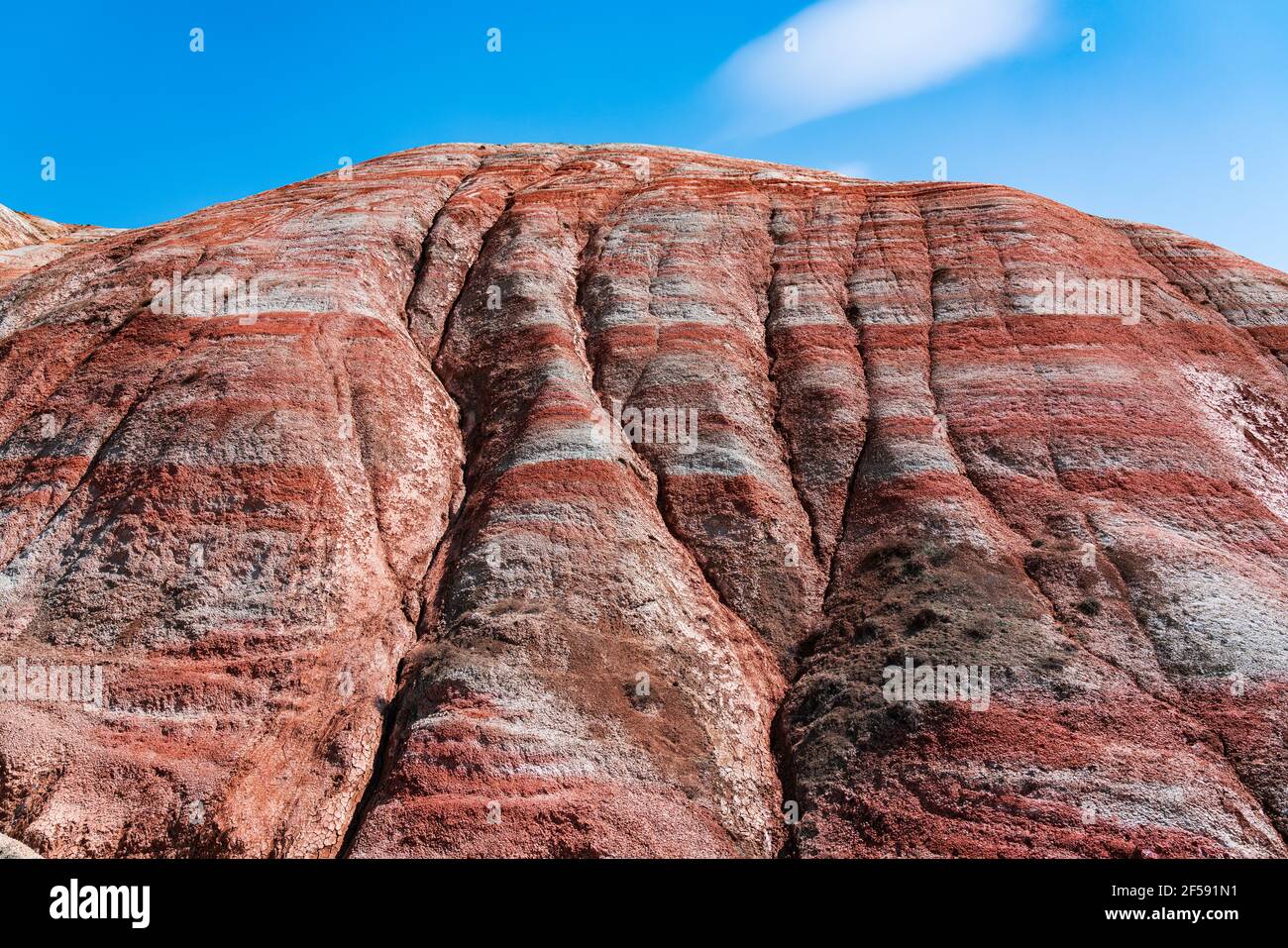 Magnifico paesaggio di montagne rosse a strisce Foto Stock